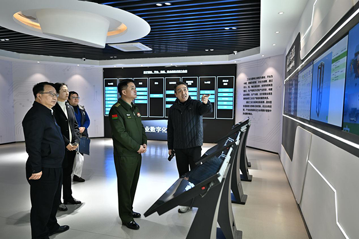 區(qu)委(wei)常委(wei)、區(qu)人(ren)武部(bu)黨委(wei)書記、政治委(wei)員(yuan)彭春林一(yi)行赴新(xin)城(cheng)公(gōng)司調研